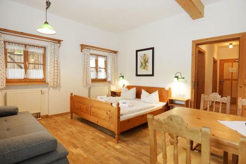 - un salon avec un lit et une table dans l'établissement Feriengut zum Fürst´n, à Eppenschlag