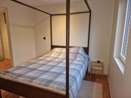 - une chambre avec un lit doté d'un matelas bleu et blanc dans l'établissement Gîte Eschen, à Plombières