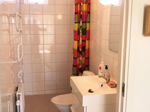 y baño con lavabo, aseo y ducha. en Charming holiday apartment on a rural farm outside Laholm, en Laholm