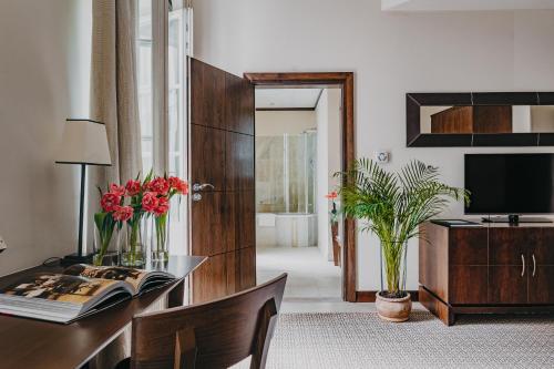 Mamaison Le Regina Boutique Hotelにあるテレビまたはエンターテインメントセンター