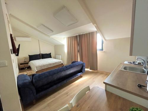uma sala de estar com um sofá e uma cama em ZMF Pansiyon em Istambul