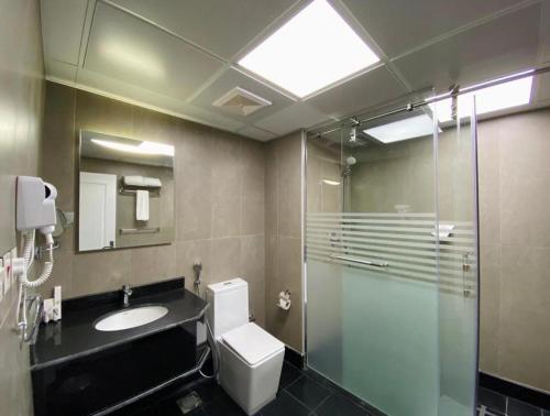 麥地那的住宿－W Platinum Hotel，浴室配有卫生间、盥洗盆和淋浴。
