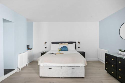 una camera bianca con letto e cassettiera di Mayflower, Maritime Suites a Brixham