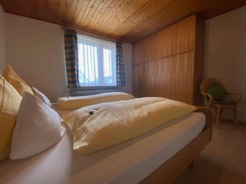 1 dormitorio con 2 camas y ventana en Ferienwohnung Bädke en Müden