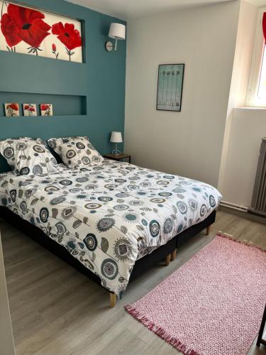 1 dormitorio con cama y alfombra rosa en Suite à la Villa Cattus, en Bram