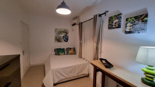 1 dormitorio con 1 cama y escritorio con lámpara en Your perfect getaway ..., en Palmyre