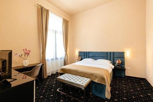 a hotel room with a bed and a window at Palace Bulevard Inn in Cluj-Napoca