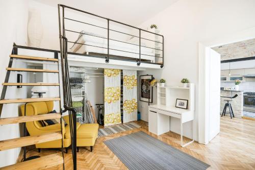 Live like a local at the Rustic Hockey Hut 1077 Budapest, 33 Király utca kép - 3