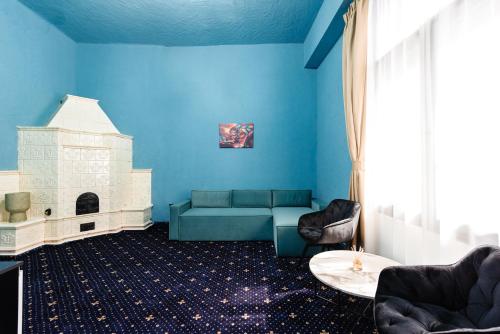 a living room with a couch and a fireplace at Palace Bulevard Inn in Cluj-Napoca