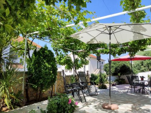 Villa Grande Vista - Lovely Apartment with Private spacious lush mediterranean patio and Sea view