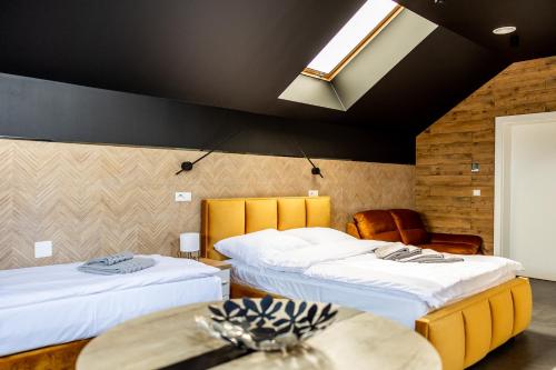um quarto com duas camas e uma mesa em Hostel Dzika Kaczka 