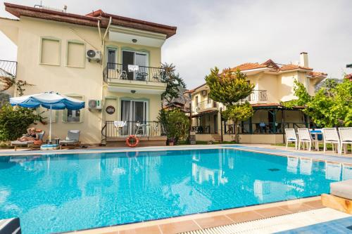 Bazén v ubytování Dedeminn Garden Hotel nebo v jeho okolí