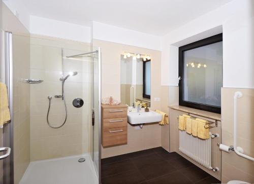 uma casa de banho com um chuveiro, um lavatório e um WC. em Residence Mignon em Rifiano