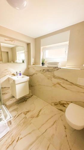 Bilik mandi di Souterrain - Privatwohnung mit Schlafzimmer im Einfamilienhaus