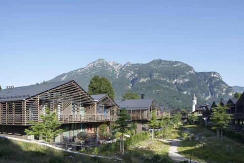 Un grupo de casas con montañas al fondo en quartier - über Nacht in besonderer Architektur, en Garmisch-Partenkirchen