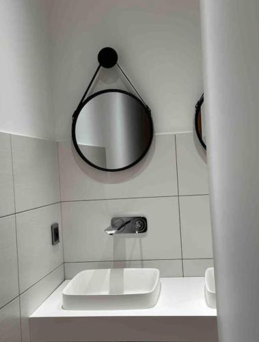 une salle de bain avec un lavabo et un miroir au mur dans l'établissement Villa golfe de saint tropez, à Cogolin