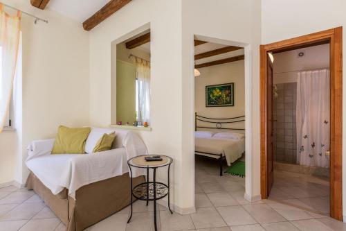 una sala de estar con un sofá y una cama en Apartments Casa Saina, en Rovinj