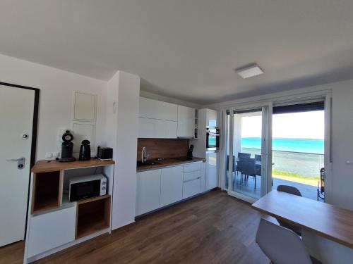 Kuchyňa alebo kuchynka v ubytovaní Apartmani Adria