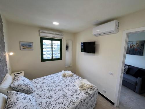 Sunrise Apartment - Playa del Inglés tesisinde bir odada yatak veya yataklar