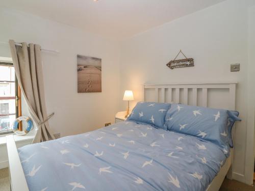 a bedroom with a blue bed with white stars on it at The Wee Hideaway in Cupar