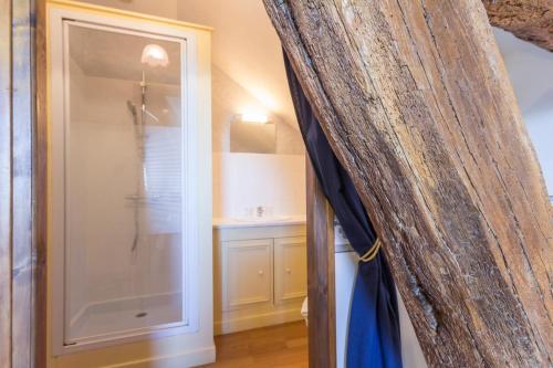 a bathroom with a shower and a glass door at Au Logis des Hirondelles 