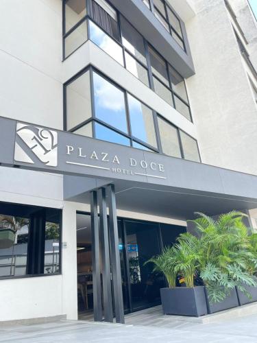 um edifício com um sinal que lê Plaza Dog em Hotel Plaza Doce em Pereira