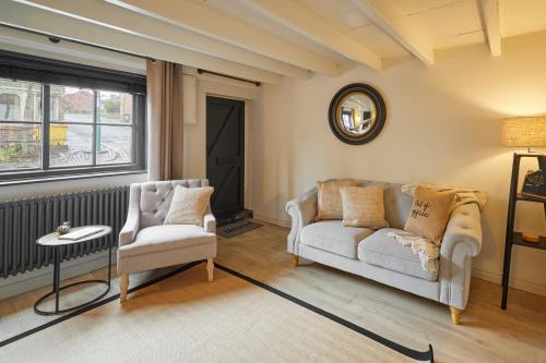 sala de estar con sofá y 2 sillas en Host & Stay - Acorn Cottage, en Guisborough