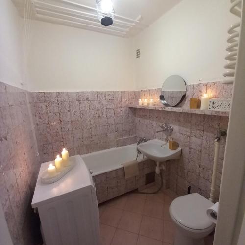 a bathroom with a tub and a sink and a toilet at Regem Pokoje Złota in Warsaw