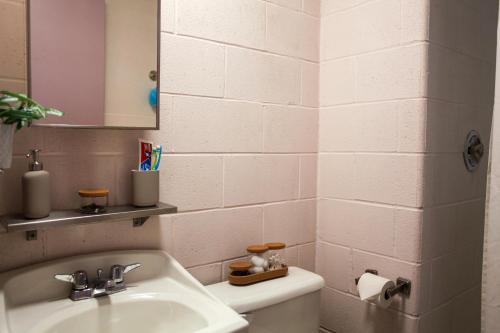 Vonios kambarys apgyvendinimo įstaigoje Residence & Conference Centre - Timmins