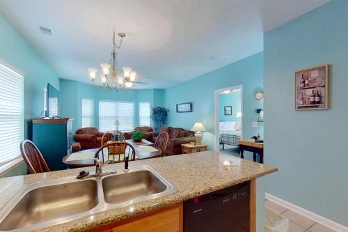 uma cozinha com um lavatório e uma sala de estar em Homey Beach Hideaway em Myrtle Beach