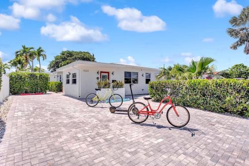 Dos bicicletas estacionadas frente a una casa en Soleil @ Casa Del Sol, en Fort Lauderdale