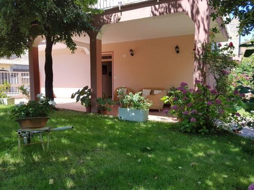a yard with some plants and a house at Portico Montiferru in Scano Montiferro