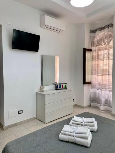 ein Badezimmer mit einem Spiegel und Handtüchern auf dem Boden in der Unterkunft L'atelier - Locazione turistica in Scilla
