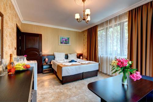 um quarto de hotel com uma cama e uma mesa em Hotel Kokiche em Sunny Beach