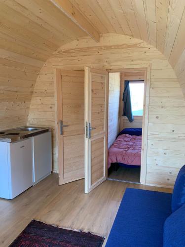 a small room with a bed and a window at Bungalow 3 personas - Camping Playa de Tapia in Tapia de Casariego