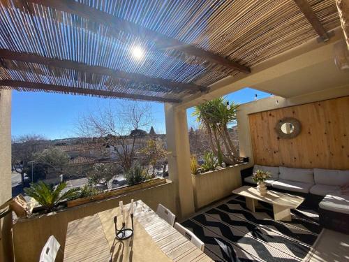 un patio avec une table et des chaises et une vue dans l'établissement Cosy appart lumineux avec grande terrasse, à Martigues