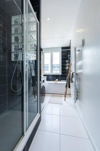 une salle de bain avec douche et baignoire dans l'établissement Relax et Cocooning - Maison de ville Tours - Proche gare, à Tours