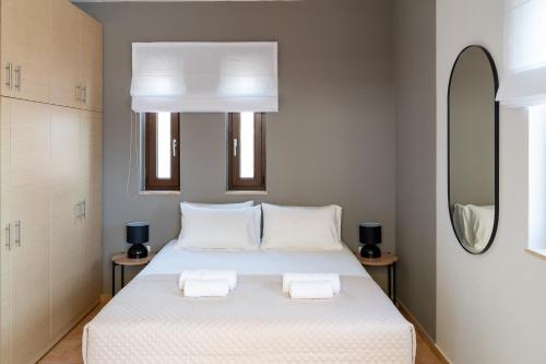 Postel nebo postele na pokoji v ubytování Syra Suites
