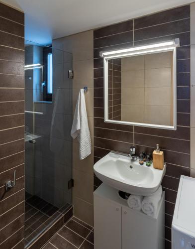 Koupelna v ubytování Syra Suites