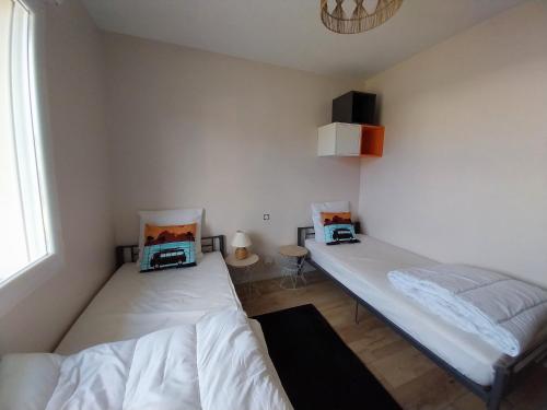 une chambre avec deux lits et une fenêtre dans l'établissement Mimizan Jolie maison moderne avec piscine chauffée 4 Ch et jardin, à Mimizan