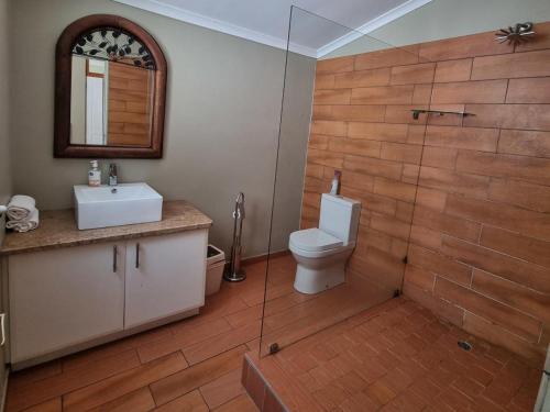 La salle de bains est pourvue de toilettes, d'un lavabo et d'une douche. dans l'établissement Bonnie Highlands, à Ladysmith
