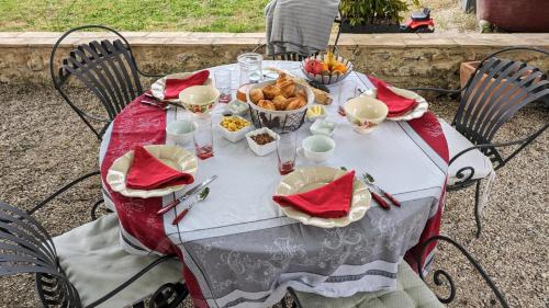 une table blanche avec de la nourriture au-dessus dans l'établissement Chambre d'hôtes - B&B - Petit Luberon chez Manon en Luberon, à Lagnes