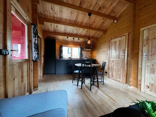 una sala da pranzo con tavolo e sedie in una cabina di Lodge on the campsite a Oostvoorne