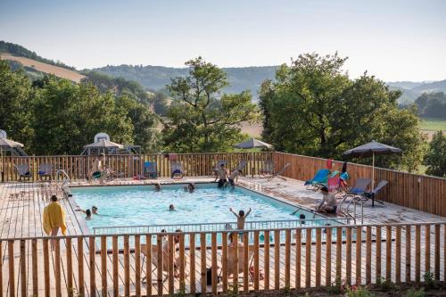 un grupo de personas en una piscina en Huttopia Pays de Cordes sur Ciel, en Albi