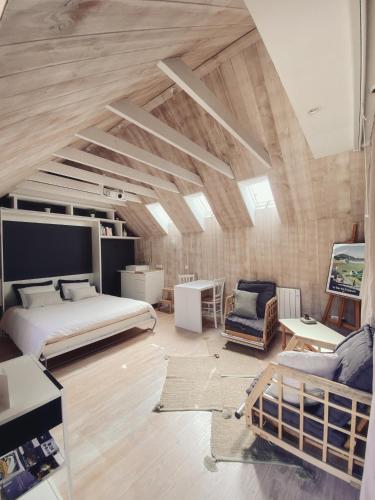 Cette grande chambre comprend un lit et un canapé. dans l'établissement La Bulle d'EMBRUNS d'HERBE, à Plogoff