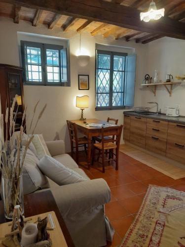 a living room with a couch and a table at Tenuta della Selva in Murlo