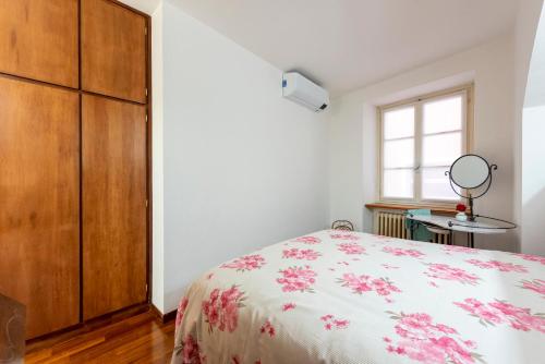 Cama o camas de una habitación en WELCOME RIVIERA - Cavour 9 Apartment, 2 bedrooms, 2 bathrooms, 100 mt, with private garage for small car only, available for free, in the centre of Rapallo, Wi-Fi, air conditioned, extra private garage available on request at 20,00 per night