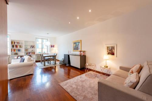 una sala de estar con un sofá y una mesa en WELCOME RIVIERA - Cavour 9 Apartment, 2 bedrooms, 2 bathrooms, 100 mt, with private garage for small car only, available for free, in the centre of Rapallo, Wi-Fi, air conditioned, extra private garage available on request at 20,00 per night, en Rapallo
