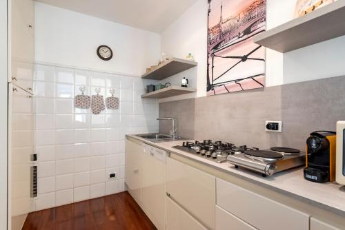 Una cocina o zona de cocina en WELCOME RIVIERA - Cavour 9 Apartment, 2 bedrooms, 2 bathrooms, 100 mt, with private garage for small car only, available for free, in the centre of Rapallo, Wi-Fi, air conditioned, extra private garage available on request at 20,00 per night