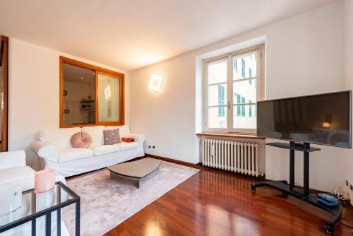 Una televisión o centro de entretenimiento en WELCOME RIVIERA - Cavour 9 Apartment, 2 bedrooms, 2 bathrooms, 100 mt, with private garage for small car only, available for free, in the centre of Rapallo, Wi-Fi, air conditioned, extra private garage available on request at 20,00 per night